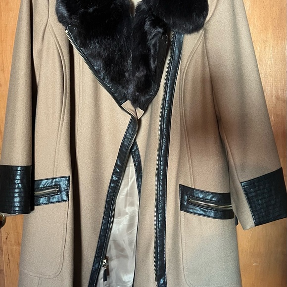 Via Spiga Jackets & Blazers - Elegant Tan Coat with Black Fur Accents